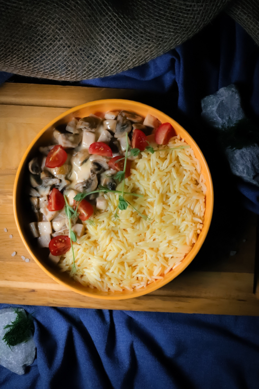 Курица в соусе с грибами